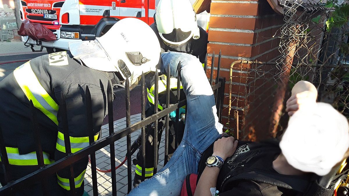 Muž se při přelézání plotu v Liberci napíchl nohou, pomohli hasiči s hydraulikou